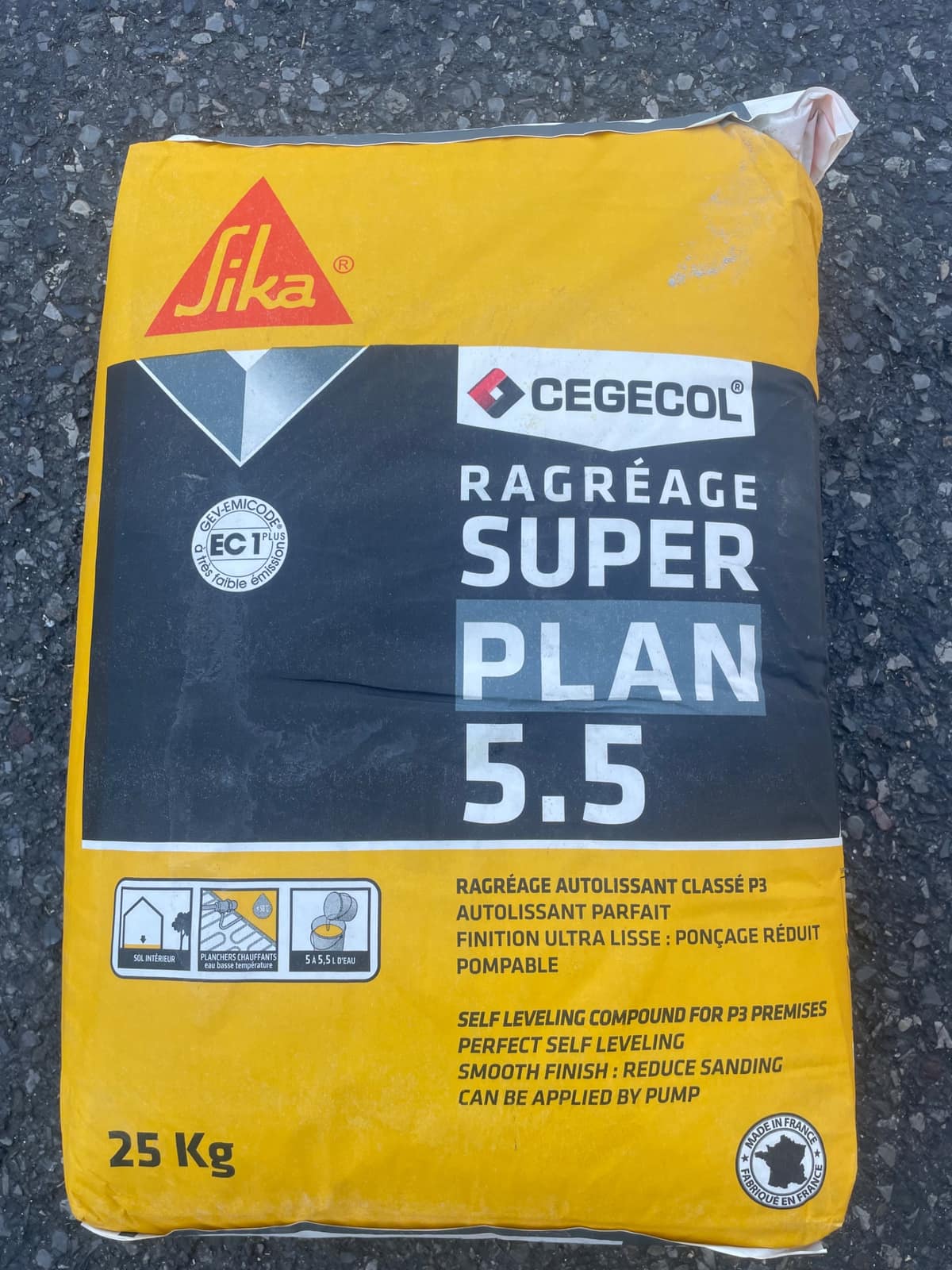 Plusieurs sacs de ragreage SuperPlan 5.5